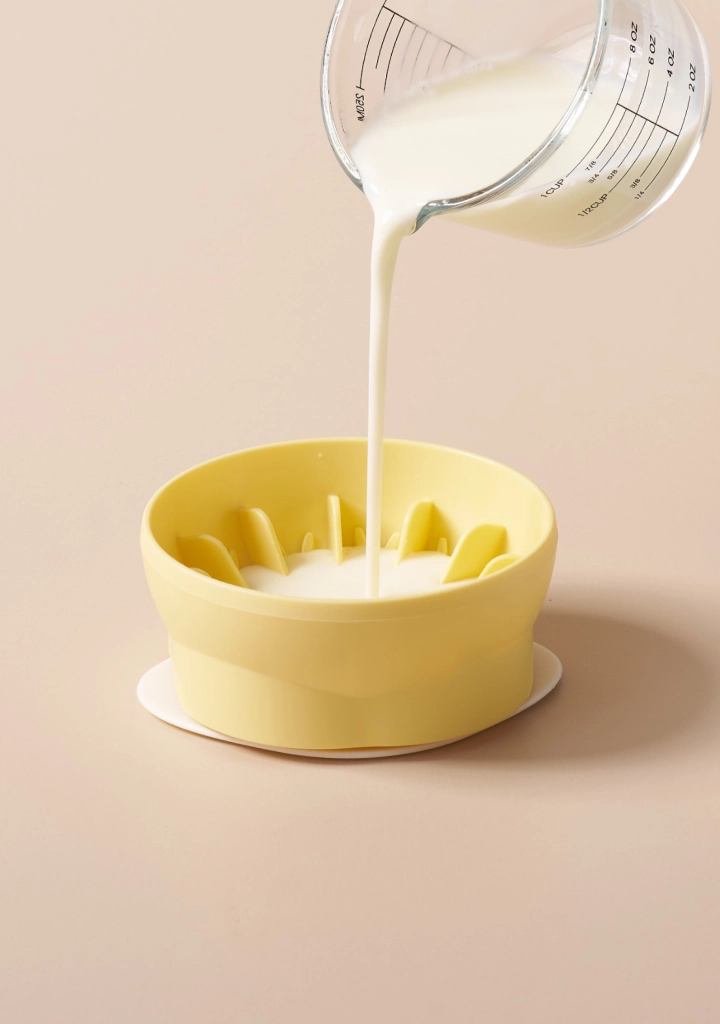 Pouring a creamy treat into Morsetto