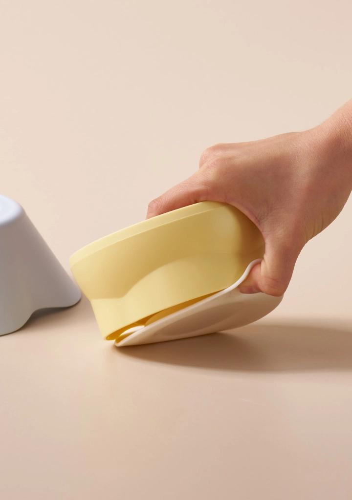 Lifting the suction cup edge to release Morsetto