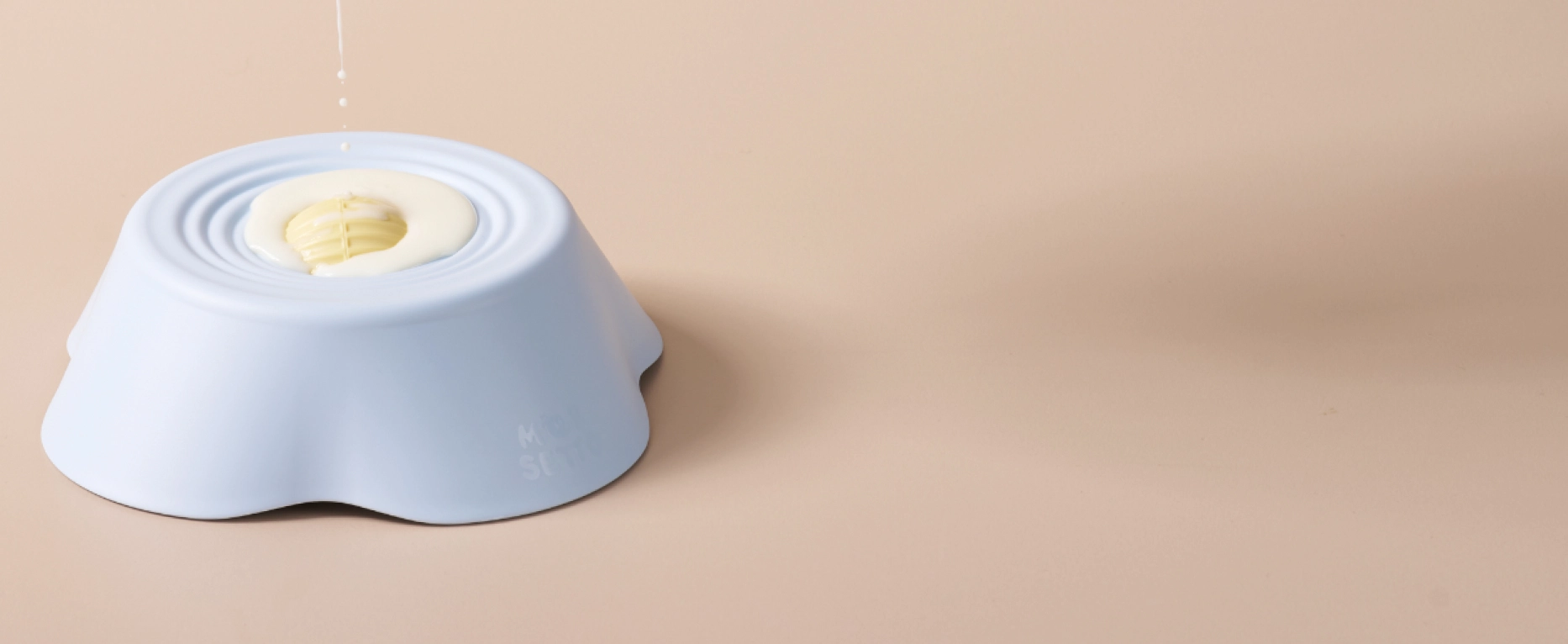 Morsetto bowl with a creamy poured treat